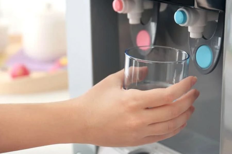 lady using water purifier